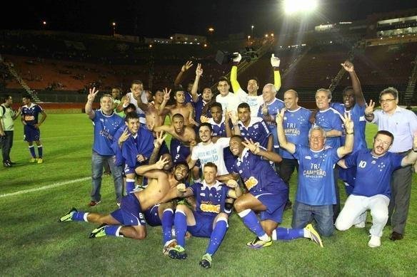 Festa dos jogadores do Cruzeiro no Barrado com a conquista do tricampeonato brasileiro