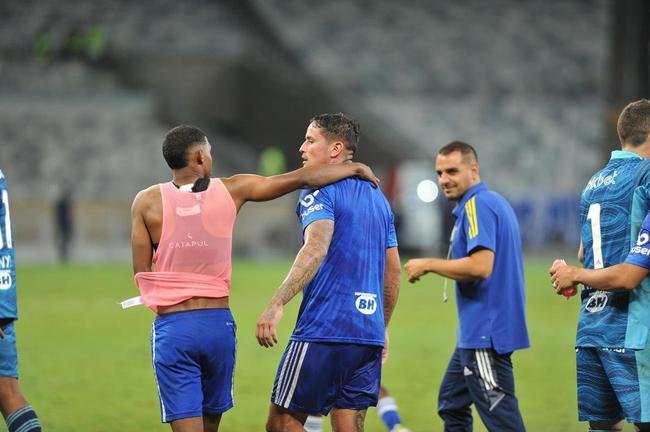 Time e comisso tcnica do Cruzeiro festejaram vitria sobre o Brusque, por 1 a 0, com torcedores no Mineiro. Tcnico Paulo Pezzolano entrou no clima e vibrou com o triunfo pela segunda rodada da Srie B