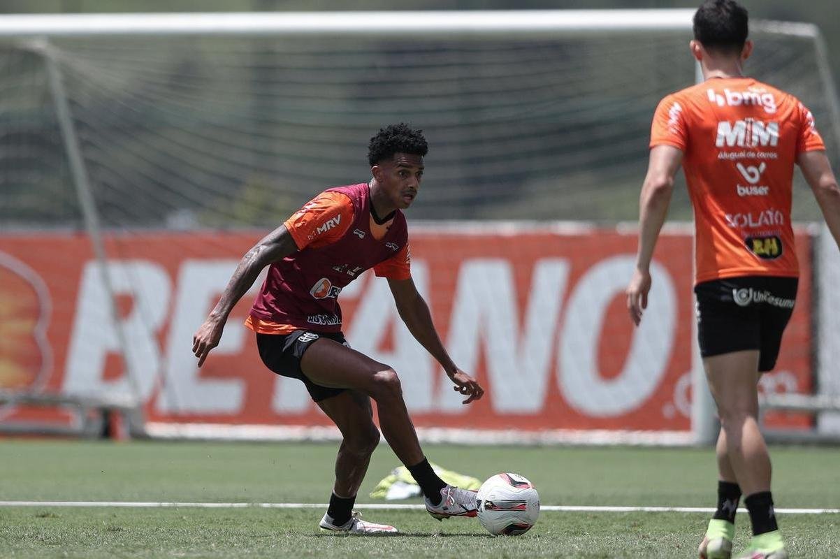 Com seriedade, mas tambm descontrao, o Atltico treinou sob sol forte na manh desta sexta-feira (21), na Cidade do Galo, em Vespasiano. Este foi o quinto dia de pr-temporada para o clube mineiro em 2022, sob o comando do tcnico argentino Antonio 'El Turco' Mohamed. Novas baixas, o volante Allan e o atacante Keno testaram positivo para COVID-19 e no participaram das atividades (ambos cumprem perodo de sete dias de isolamento social).