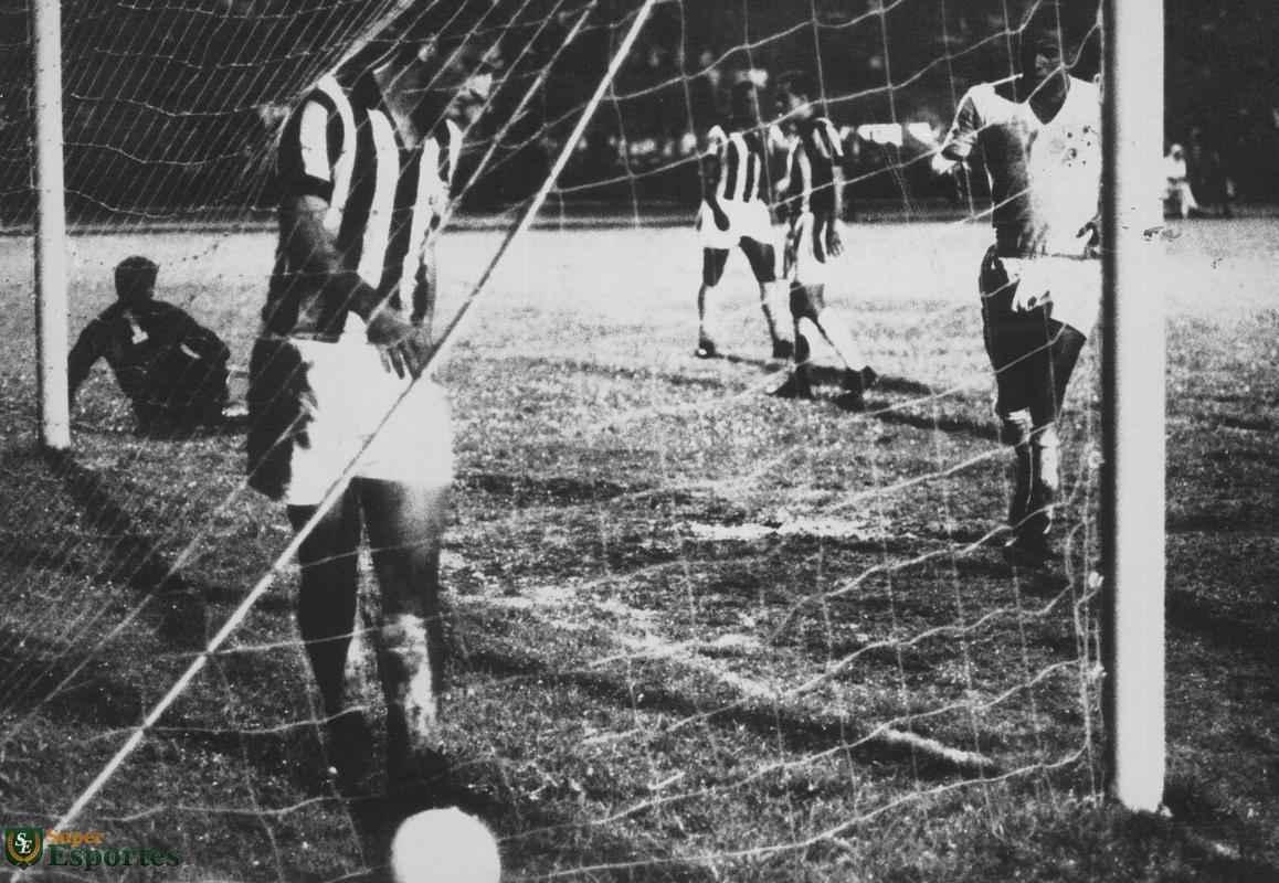 Na final da Taça Brasil, no Pacaembu, Cruzeiro voltou a derrotar o Santos, dessa vez por 3 a 2 com gols de Tostão, Dirceu Lopes e Natal. Pelé e Toninho descontaram para o Peixe