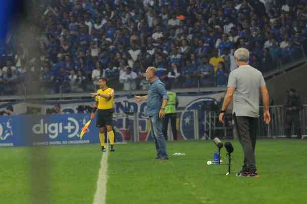 Tcnico Mano Menezes e Odair Hellmann em jogo de ida da semifinal da Copa do Brasil