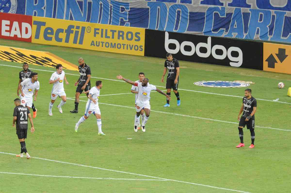Manoel marcou o terceiro gol do Cruzeiro sobre a Ponte Preta: 3 a 0