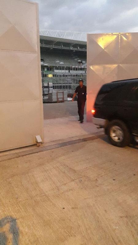 Arquibancada mvel est sendo erguida ao lado dos vestirios do Independncia