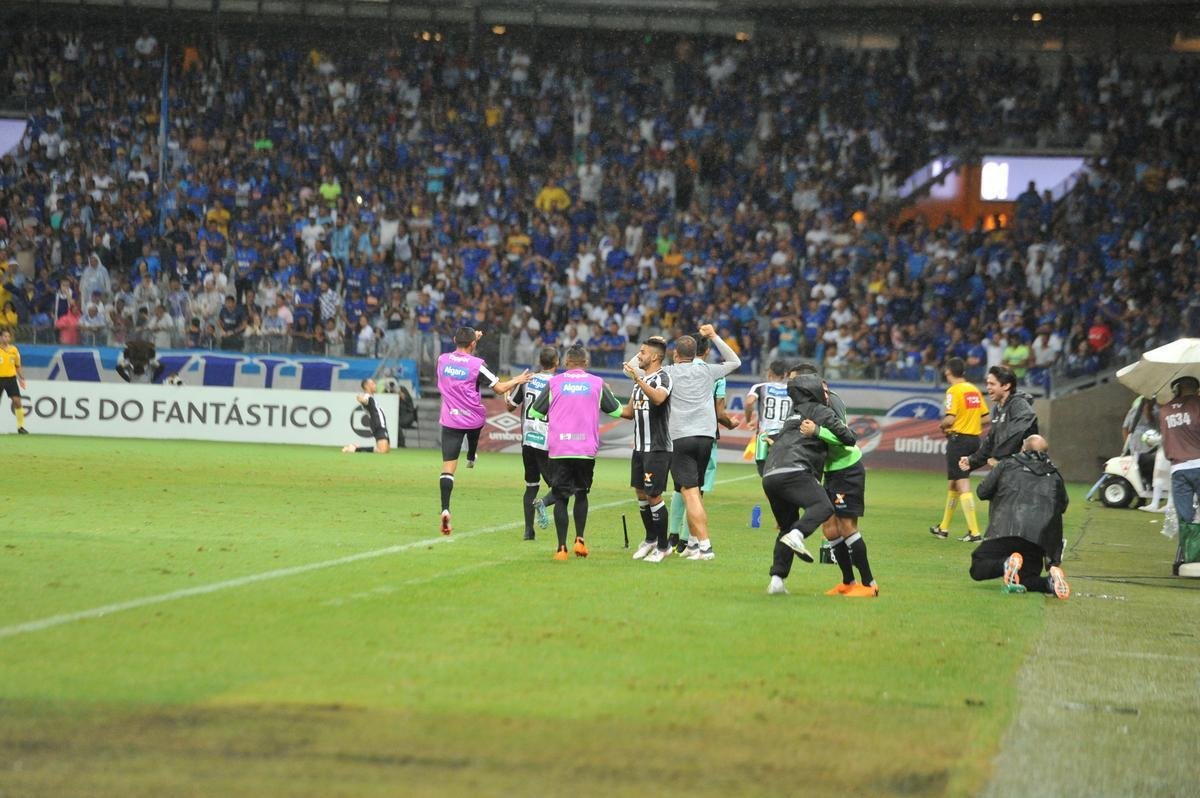 Fotos de Cruzeiro x Cear, no Mineiro, em jogo atrasado da 27 rodada do Brasileiro