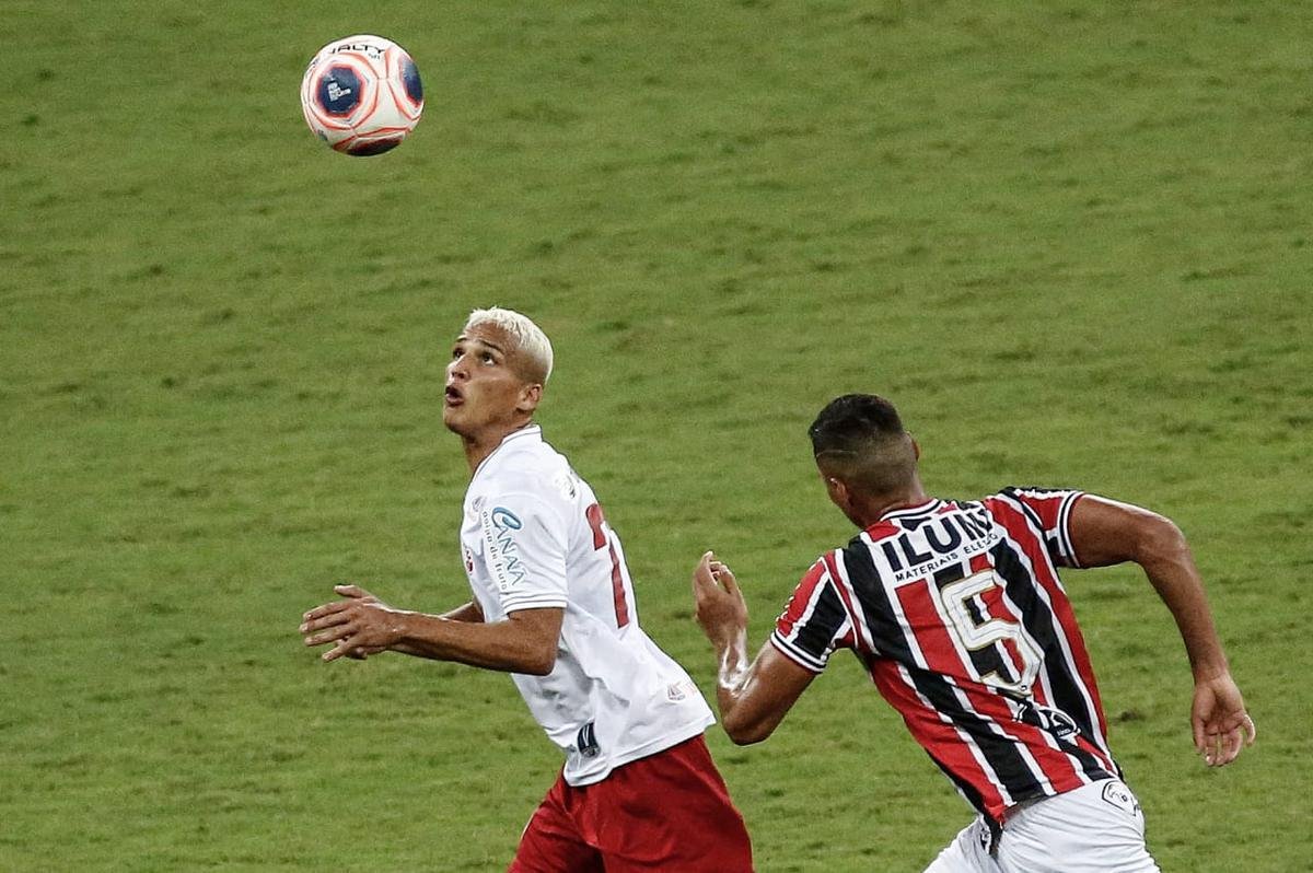 No segundo tempo, seguiu o equilíbrio no início, mas na metade da etapa o Náutico inverteu o controle das ações. A melhor chance do jogo veio com pênalti de Pipico, mas Jefferson fez ótima defesa na penalidade.