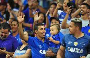 Lances do primeiro tempo de Cruzeiro x Athletico-PR, no Mineiro, pela 12 rodada do Brasileiro; time paranaense saiu na frente na etapa inicial com gol de pnalti do lateral Jonathan