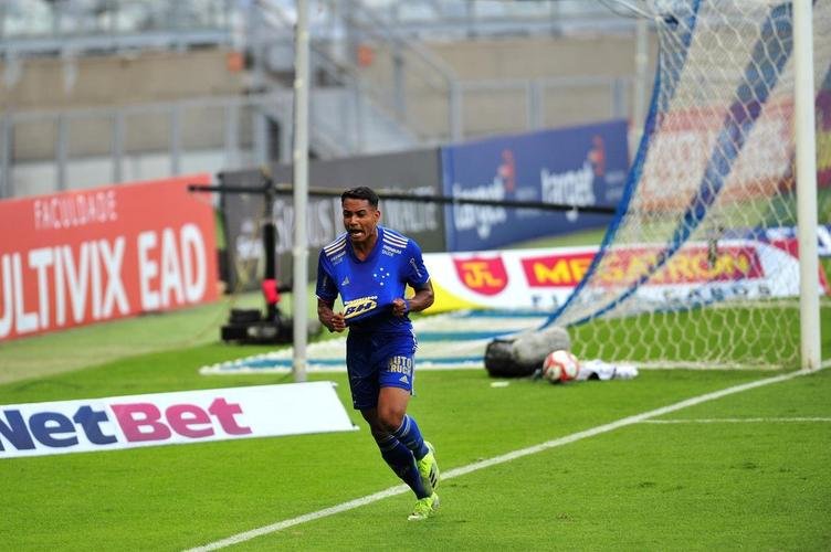 Airton marcou o gol do Cruzeiro no clssico contra o Atltico, depois de grande jogada pela esquerda