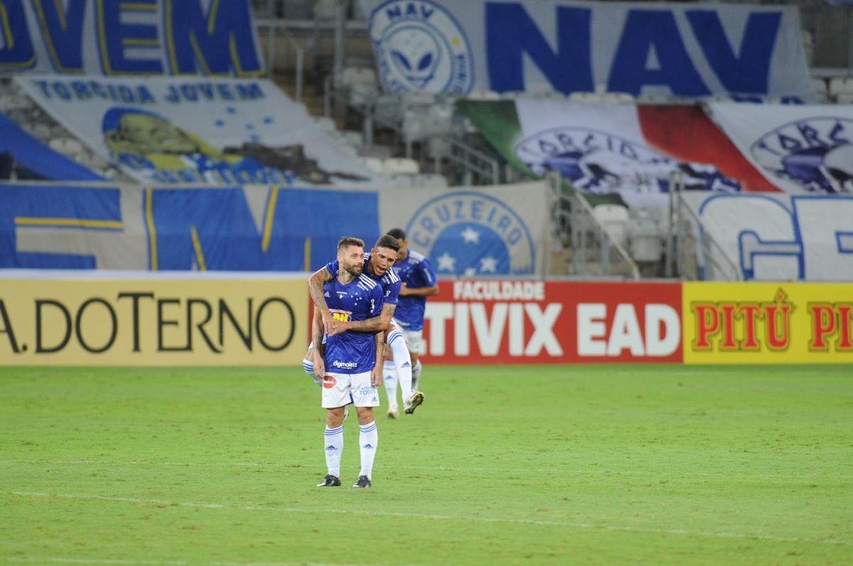 Atacante Rafael Sobis, do Cruzeiro, marcou gol de placa no Mineiro na vitria por 4 a 1 sobre o Brasil de Pelotas, pela 26 rodada da Srie B. Do meio-campo, ele viu o goleiro Rafael Martins adiantado e tocou por cobertura. Um chute perfeito e que entra para a histria do clube e do estdio. (5/12/2020)