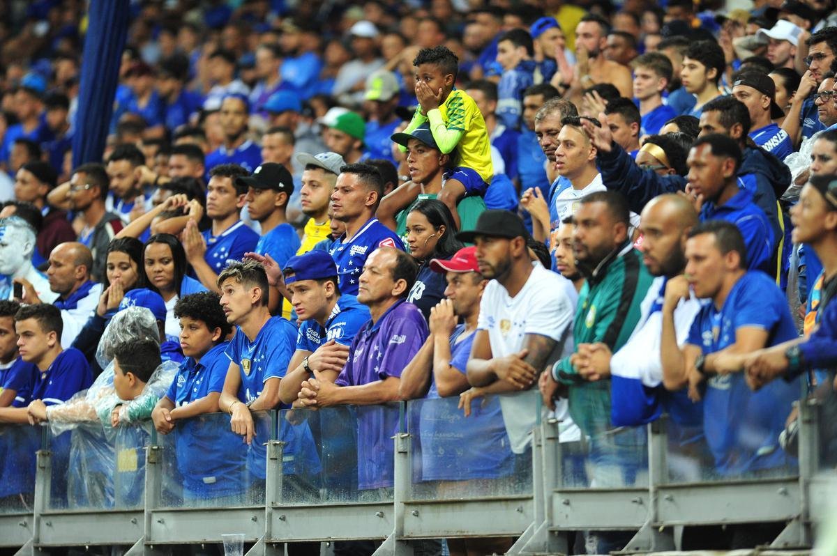Reaes da torcida do Cruzeiro com o empate por 0 a 0 diante do Ava, no Mineiro