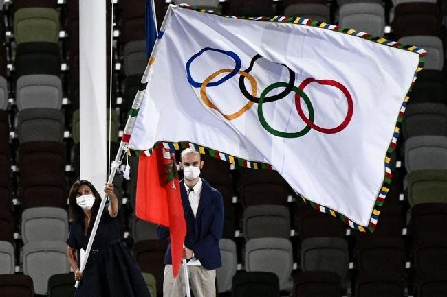 T�quio passa o bast�o a Paris, pr�xima sede dos Jogos Ol�mpicos. Na foto, o presidente do COI, Thomas Bach, e a prefeita da capital francesa, Anne Hidalgo 