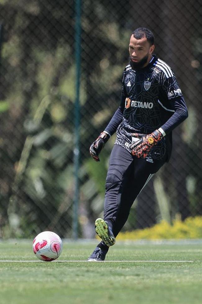 Fotos do treino do Atltico nesta quarta-feira (12/10), na Cidade do Galo. Em recuperao de um incmodo na panturrilha esquerda, Hulk fez funcional no campo e ainda  dvida para o confronto contra o Flamengo, no sbado, s 20h30, no Maracan, pelo Brasileiro