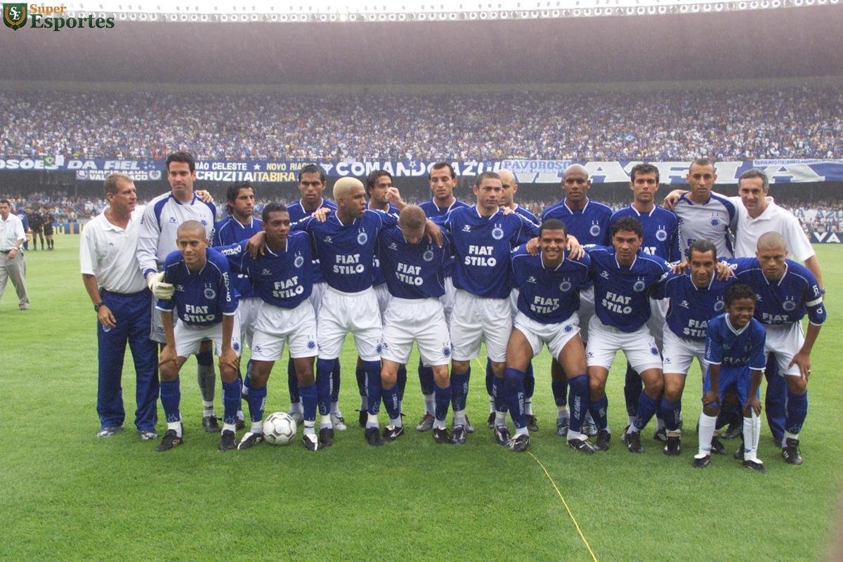 Time do Cruzeiro campeo brasileiro de 2003. Nesse jogo das faixas, vlido pela 45 rodada, time celeste goleou Fluminense por 5 a 2. Na foto esto Arthur (goleiro), Maldonado, Marcio Nobre, Maurinho, Edu Dracena, Cris, Maicon, Thiago, Gomes (goleiro). Agachados: Wendel, Augusto Recife, Leandro, Sandro, Mota, Felipe Melo, Alex Dias, Zinho e Alex. O Cruzeiro ainda venceu a Copa do Brasil e o Campeonato Mineiro com essa mesma base.
