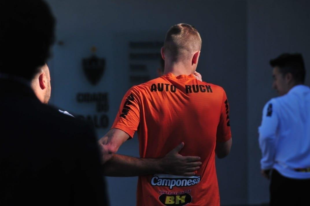 Imagens do pronunciamento do ex-volante Adilson