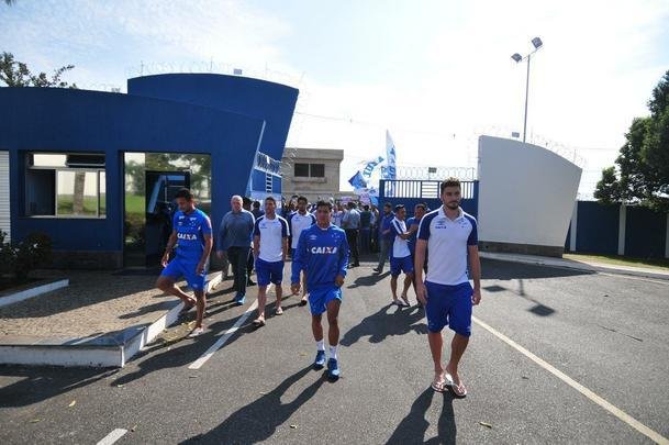 Antes do ltimo treinamento visando ao jogo contra o Grmio, os jogadores do Cruzeiro receberam apoio de torcedores na porta da Toca da Raposa II. O capito Henrique foi o porta-voz do elenco com os cruzeirenses. Alm dele, participaram da reunio o zagueiro Leo, o goleiro Rafael, o meia Robinho, o volante Lucas Romero e o meia Thiago Neves.