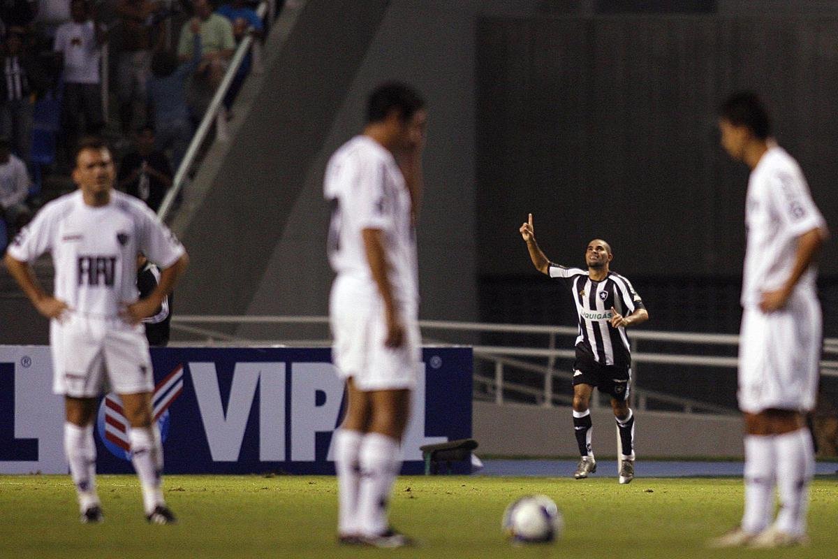 2008 - Atltico e Botafogo se reencontraram nas quartas de final de 2008. Mais uma vez, o Galo foi eliminado. No Mineiro, empate sem gols. No Maracan, derrota por 2 a 0.