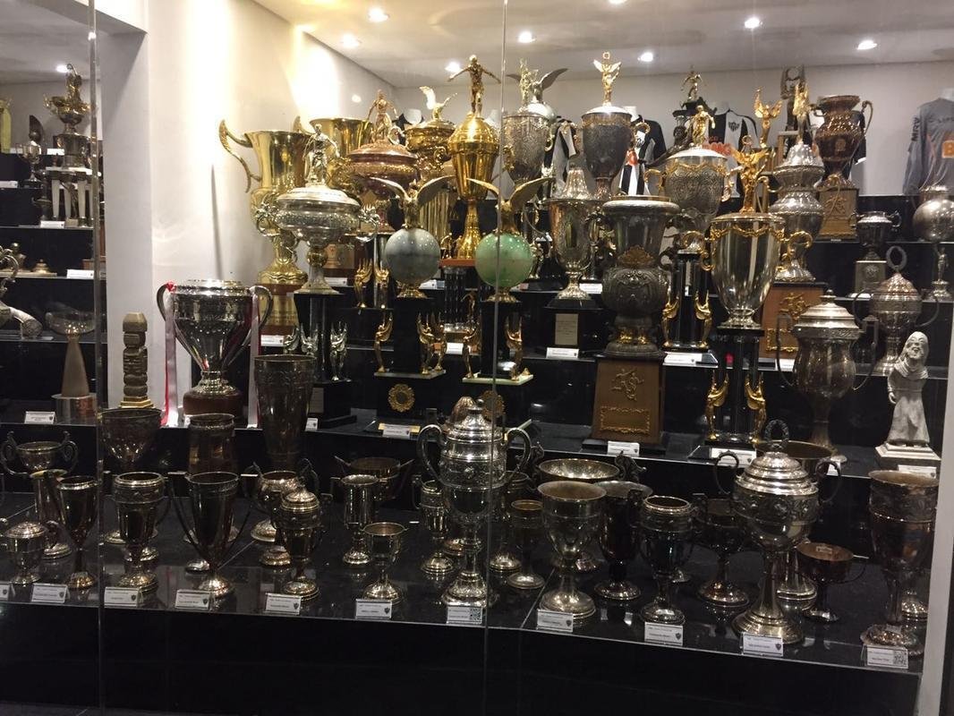 Vidros da sede do Atltico viraram local de protesto aps eliminao. Pouco depois, funcionrios limparam o local