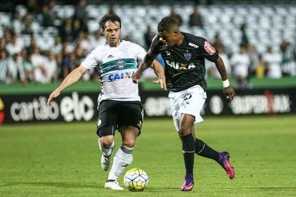 Com atuao ruim, Atltico  derrotado pelo Coritiba, por 2 a 0, no Couto Pereira, e fica mais distante do ttulo do Campeonato Brasileiro