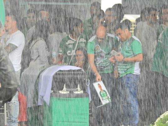 Emoção das famílias no velório dos heróis da Chapecoense