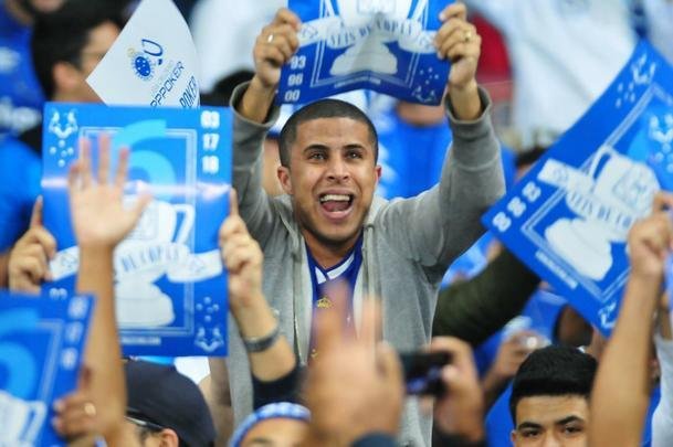 Torcedores do Cruzeiro lotam as arquibancadas do Mineiro para acompanhar a partida vlida pelas quartas de final da Copa do Brasil
