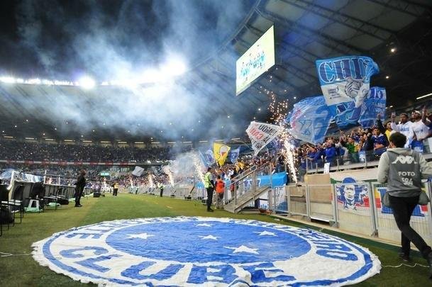 Torcedores do Cruzeiro lotam as arquibancadas do Mineiro para acompanhar a partida vlida pelas quartas de final da Copa do Brasil