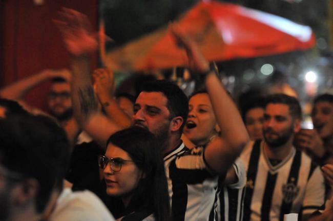 Torcedores do Atlético acompanham a partida contra o Palmeiras em alguns bares de Belo Horizonte