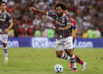 Atacante apontou para o patch de campeão na camisa rubro-negra ao olhar para o lateral do Tricolor