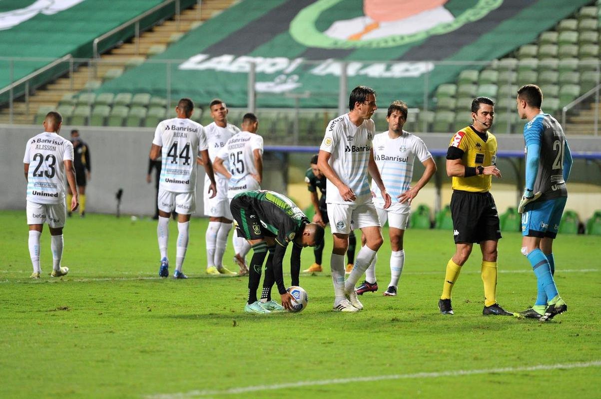 Ademir, de pnalti, ampliou para o Amrica sobre o Grmio: 2 a 0