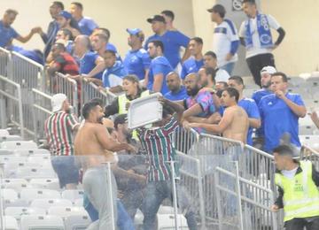 Árbitro Raphael Claus (Fifa/SP) relatou na súmula do jogo a briga nas arquibancadas, objetos arremessados em campo e xingamentos de Pezzolano