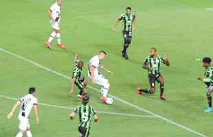 Fotos do duelo entre Amrica e Ponte Preta, no Independncia, em Belo Horizonte, em jogo de volta da quarta fase da Copa do Brasil
