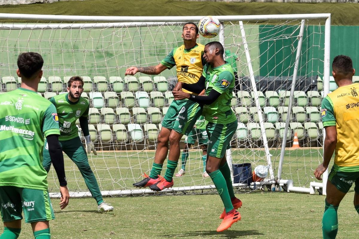 Com o retorno do técnico Lisca, o América deu sequência aos trabalhos de pré-temporada no CT Lanna Drumond, em Belo Horizonte. Os atletas que receberam menos oportunidades na temporada 2020/21 terão chances na primeira fase do Campeonato Mineiro.
