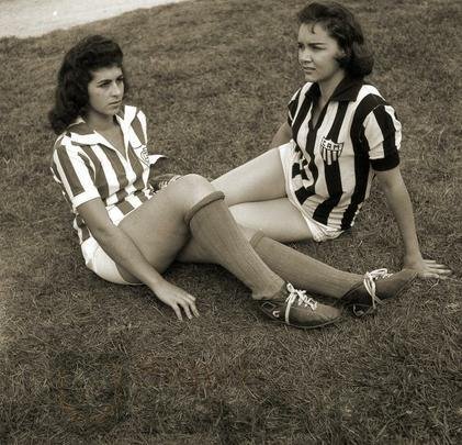 Para promoo do clssico, Mirna, do Amrica, e Marielza, do Atletico, fizeram uma sesso de fotos