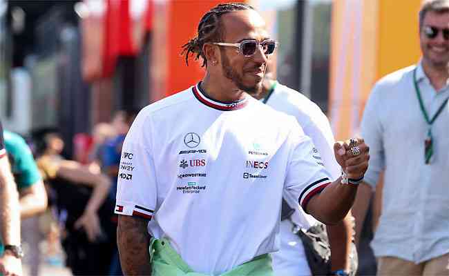 Lewis Hamilton caminha pelo circuito de Spa-Francorchamps, na Blgica 