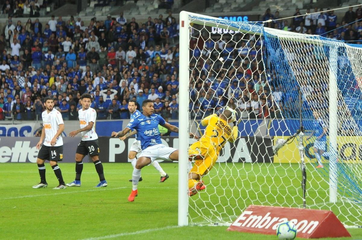Fotos de Cruzeiro x Corinthians, no Mineiro, pela oitava rodada do Campeonato Brasileiro