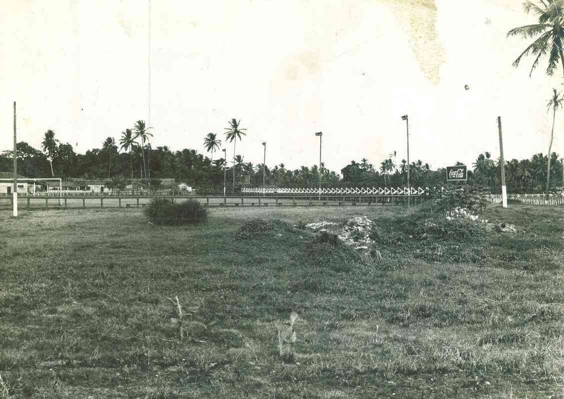 Em 1943 o Santa Cruz adquiriu o terreno no valor de Cr$ 1.000,00 (mil cruzeiros), at ento utilizado para treinamentos e jogos de menor porte da equipe. As fotos mostram o local no perodo de 1959 a 1961.
