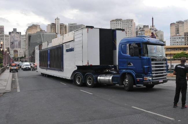 Carreta ficou travada e teve risco de tombar na esquina da Rua Sapuca com a Avenida do Contorno, no bairro Floresta, regio central de BH
