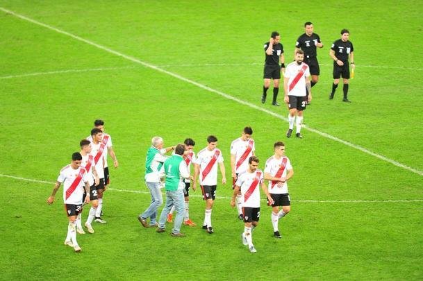 Primeiro tempo teve River superior nos primeiros 30 minutos; Cruzeiro equilibrou as aes na reta final
