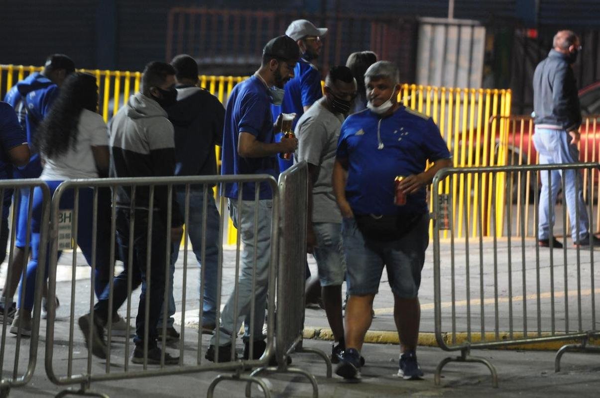 Torcida do Cruzeiro voltou ao Mineiro aps meses de ausncia devido  pandemia. Houve grandes filas devido  desorganizao do clube, que demorou a enviar funcionrios aos portes para fazer a conferncia dos exames de COVID-19. Na Alameda das Palmeiras, muitos cruzeirenses se aglomeraram e no usaram mscara prximo ao Bar do Peixe.