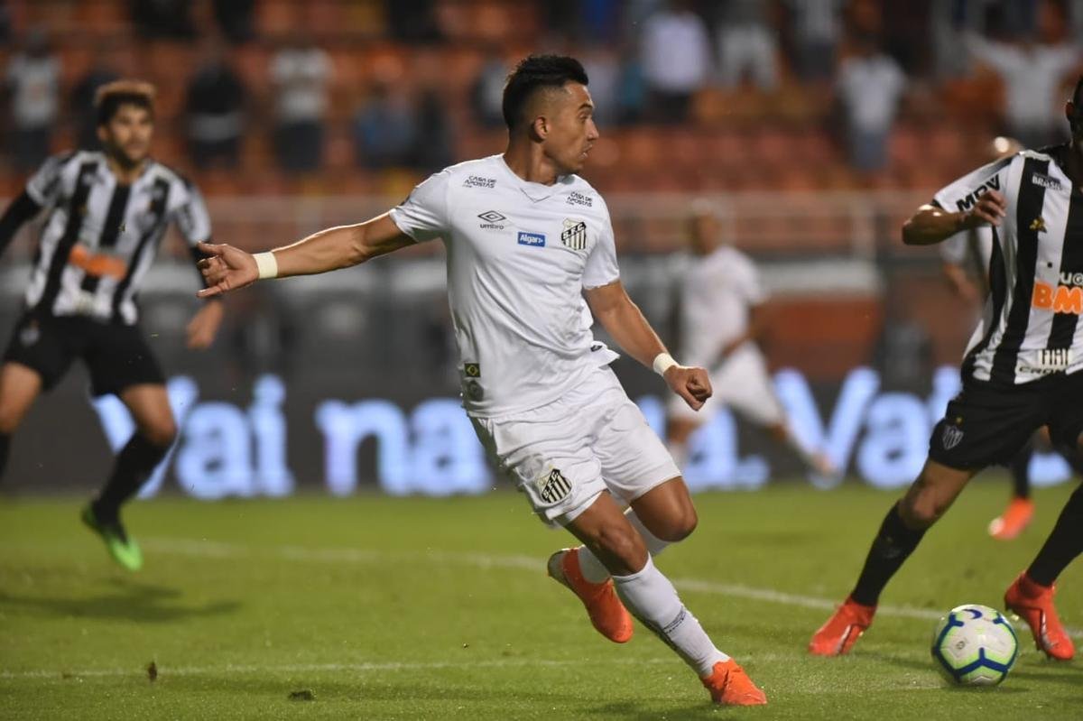 Atlético derrotou Santos por 2 a 1, de virada, com gols de Chará, e avançou às quartas de final da Copa do Brasil