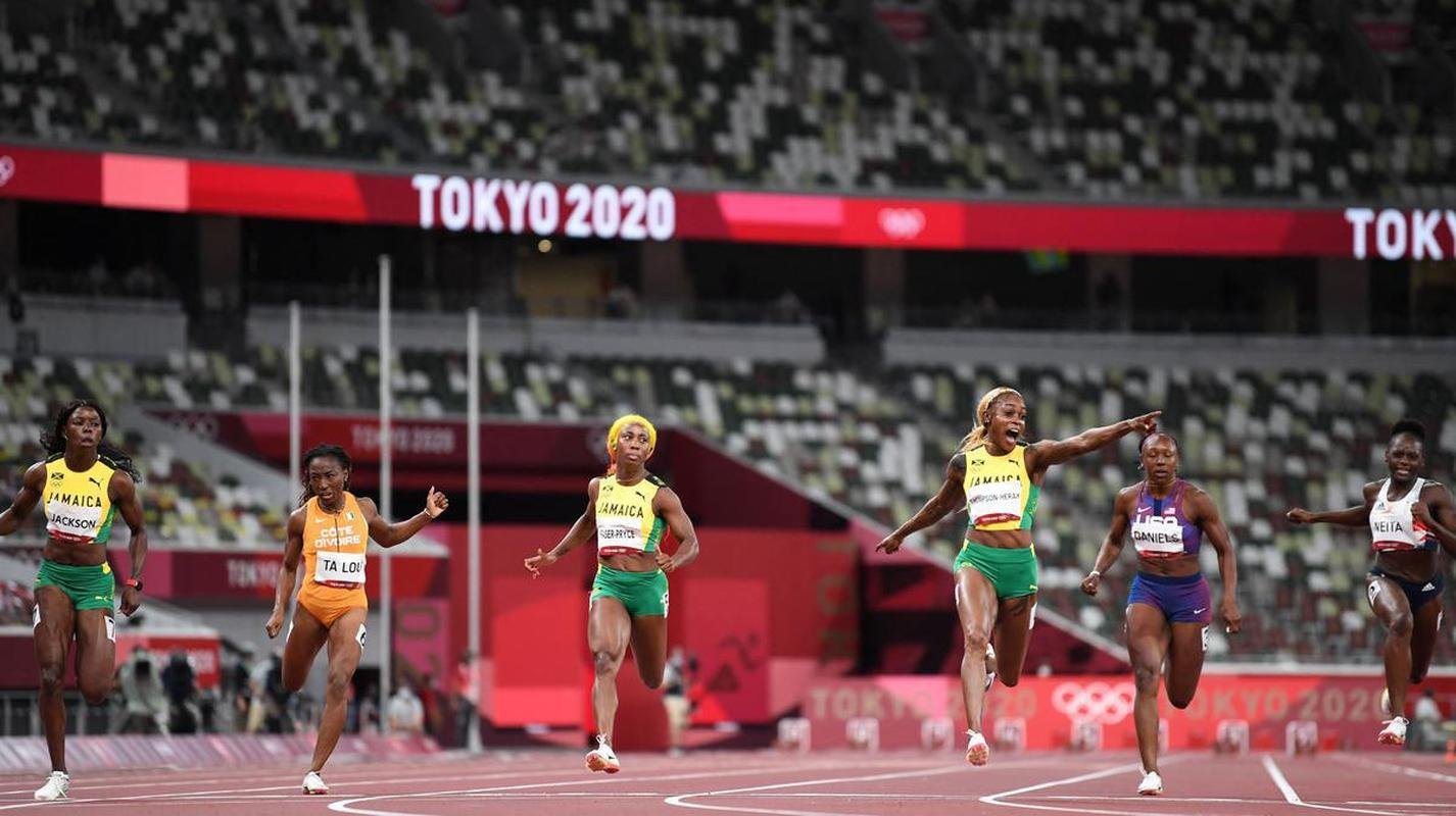 Fotos espetaculares da vitria da jamaicana Elaine Thompson-Herah nos 100m rasos dos Jogos Olmpicos de Tquio com o tempo de 10s61. A velocista quebrou o recorde olmpico e comandou o pdio jamaicano ao lado de Ann Fraser-Pryce, prata, e Shericka Jackson, bronze.