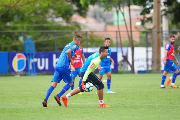 Com presena da torcida, Cruzeiro seguiu preparao para jogo contra o Fluminense, no Mineiro. Nesta sexta, Mano definiu Lucas Silva como substituto de Henrique, suspenso. O zagueiro Leo treinou normalmente aps se recuperar de leso e ser relacionado. 