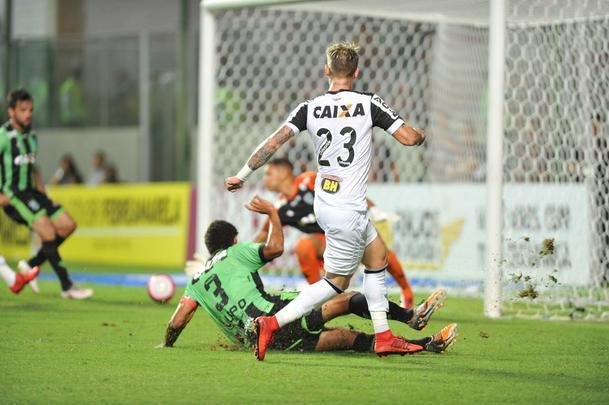 Depois de lances polmicos, Atltico confirmou vitria com gols de Rger Guedes e Ricardo Oliveira