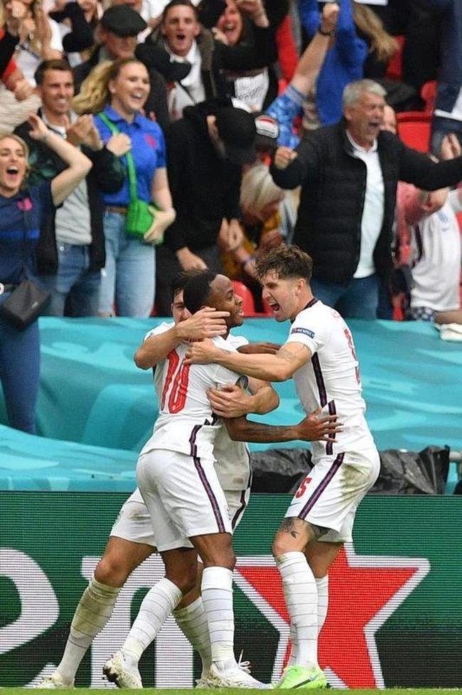 Fotos do gol de Sterling, da Inglaterra, sobre a Alemanha, em Wembley. Ingleses venceram por 2 a 0 e avan�aram �s quartas de final da Eurocopa