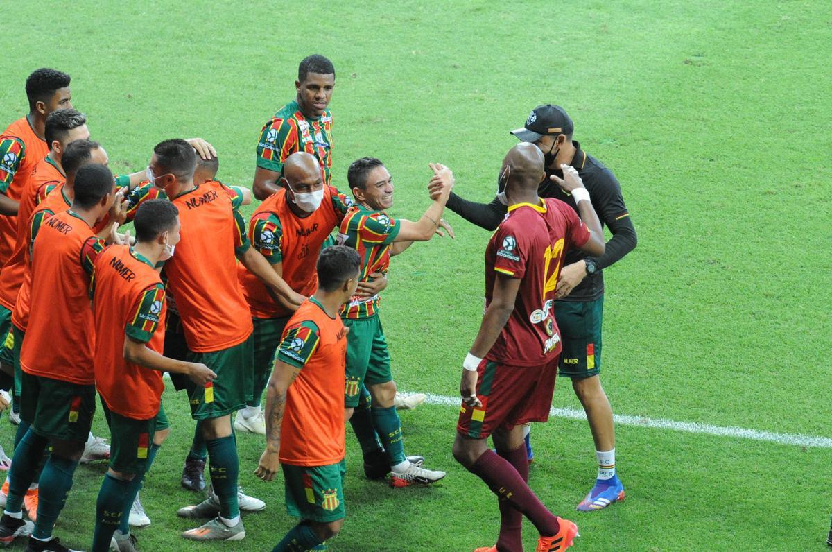 Fotos do duelo entre Cruzeiro e Sampaio Corra, no Mineiro, pela 14 rodada da Srie B do Campeonato Brasileiro