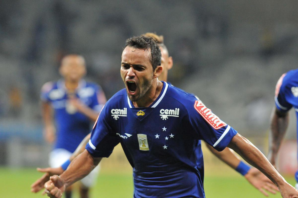 Charles viveu a melhor fase no Cruzeiro entre 2007 e 2008. Com futebol de muita fora e garra, o volante tambm era arma em chutes de longa distncia. Em agosto de 2008, foi vendido ao Lokomotiv Moscou, da Rssia, por 5 milhes de euros. Em 2011, voltou ao clube celeste e contribuiu para evitar o rebaixamento ao marcar quatro gols em 16 partidas no Brasileiro. Contudo, caiu de produtividade em 2012 e acabou liberado para defender o Palmeiras. Em 2014, Charles retornou ao Cruzeiro e treinou separado do grupo principal durante um ano e dois meses. A reintegrao ocorreu somente em fevereiro de 2015. Naquela temporada, o meio-campista alternou boas e ms atuaes e se despediu em definitivo em dezembro. No geral, disputou 141 jogos e contabilizou 14 gols. De 2016 a 2020, atuou no Antalyaspor, da Turquia.