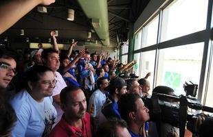 Torcida faz festa em aeroporto para receber o tricampe�o Brasileiro