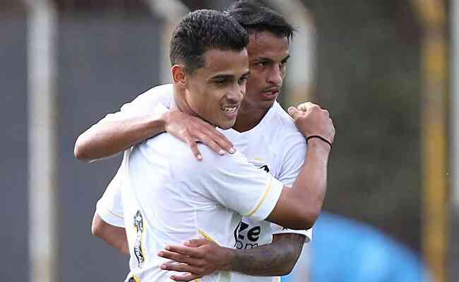 Weslley Patati e Fernandinho foram os destaques do Santos na goleada, com sete gols marcados