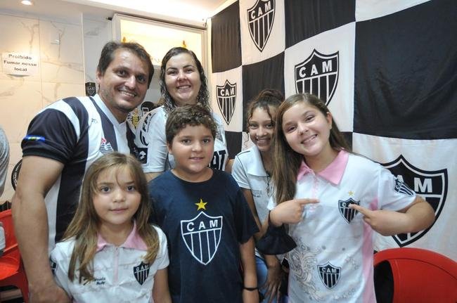 GaloCuia, nesse sbado (19), reuniu dezenas de atleticanos em 'concentrao' para a Supercopa do Brasil contra o Flamengo. As equipes se enfrentam no domingo, na Arena Pantanal, em busca do primeiro trofu da temporada 2022.