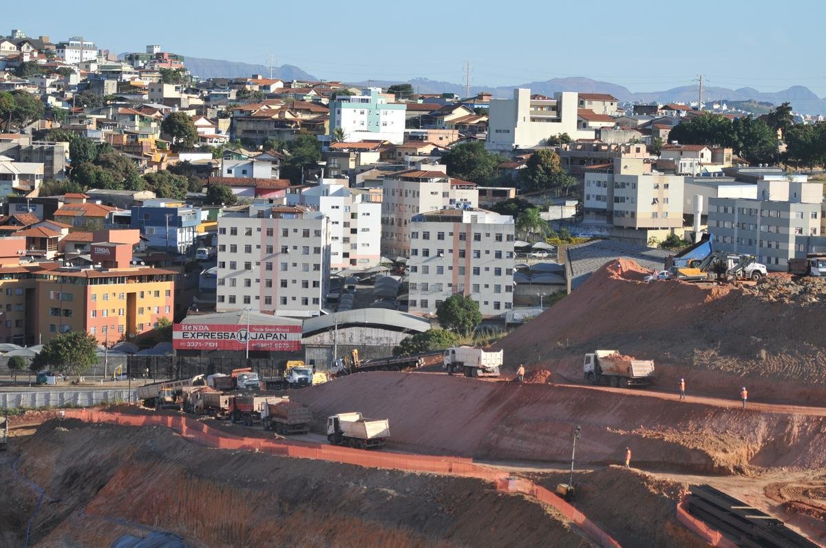 08/07/2020 - Novas fotos da obra de construo da Arena MRV, do Atltico, no bairro Califrnia, em Belo Horizonte. Tratores trabalham a todo vapor no local em etapa de terraplanagem. (Alexandre Guzanshe/EM/D. A Press)