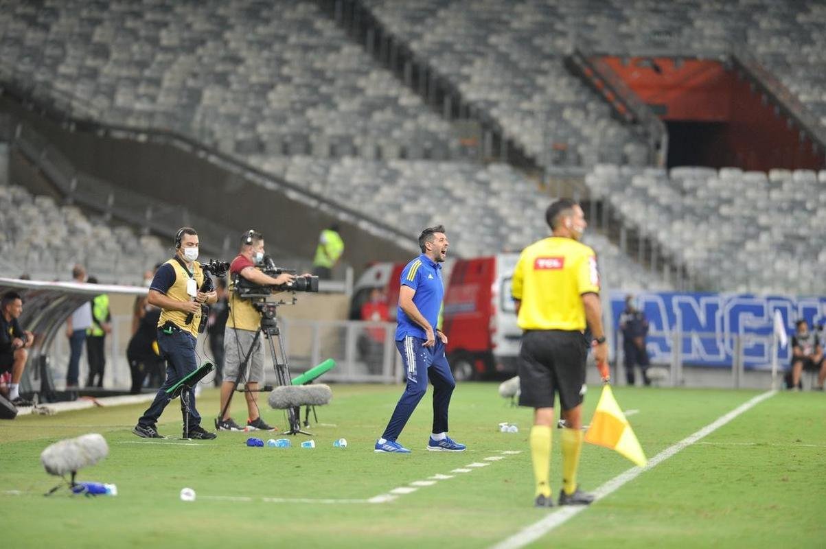Com gol de Edu, Cruzeiro venceu Brusque por 1 a 0 no Mineiro pela segunda rodada da Srie B. Time e comisso tcnica comemoraram com a torcida no Gigante da Pampulha