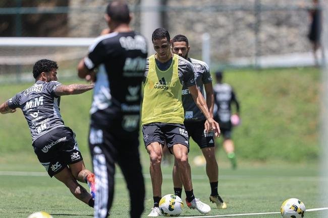 Fotos do treino do Atltico nesta quarta-feira (12/10), na Cidade do Galo. Em recuperao de um incmodo na panturrilha esquerda, Hulk fez funcional no campo e ainda  dvida para o confronto contra o Flamengo, no sbado, s 20h30, no Maracan, pelo Brasileiro
